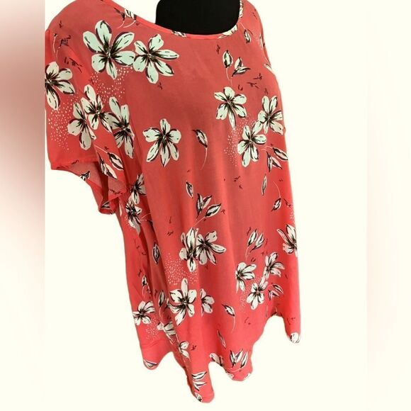 TORRID Coral Floral Ruffle Back Challis
Blouse size 1 - Picture 8 of 9